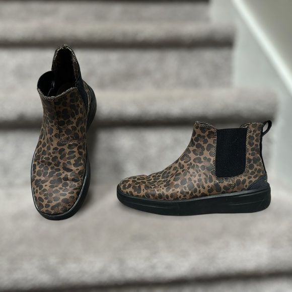 Hey Dude Shoes - HEYDUDE Vic Grip Leo Brown Leather Leopard Print Ankle Boots Women’s 6